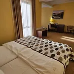 Crosna Hotel