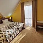 Hotel Crosna 3*