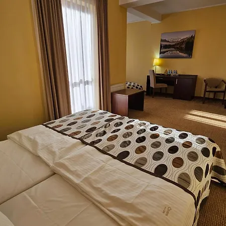 Crosna Hotel